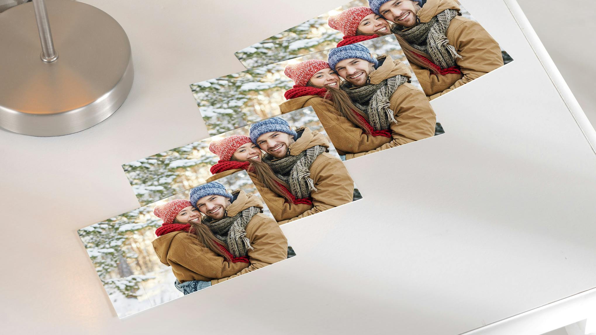 Klassiska fotoformat och bildstorlekar Bild i olika storlekar med julmotiv på ett bord