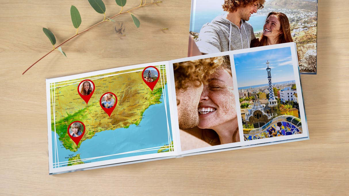 Pixum Fotobuch im Querformat mit einer Landkarte und der Route einer Urlaubsreise