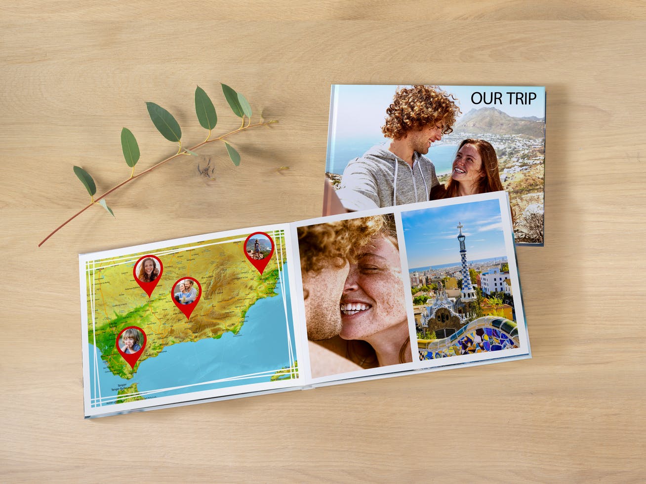 Pixum Fotobuch im Querformat mit einer Landkarte und der Route einer Urlaubsreise