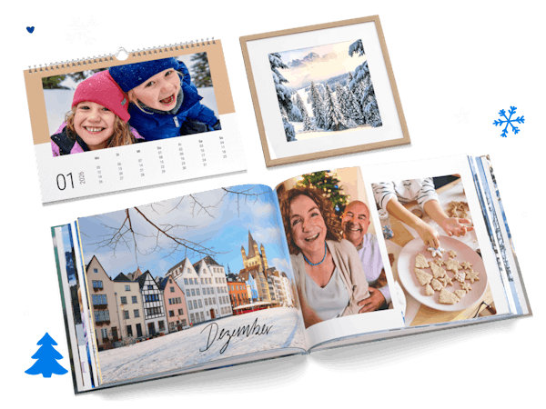 Winterliche Familienfotos im Pixum Fotobuch, auf dem Wandkalender und als Wandbild nebeneinander platziert.