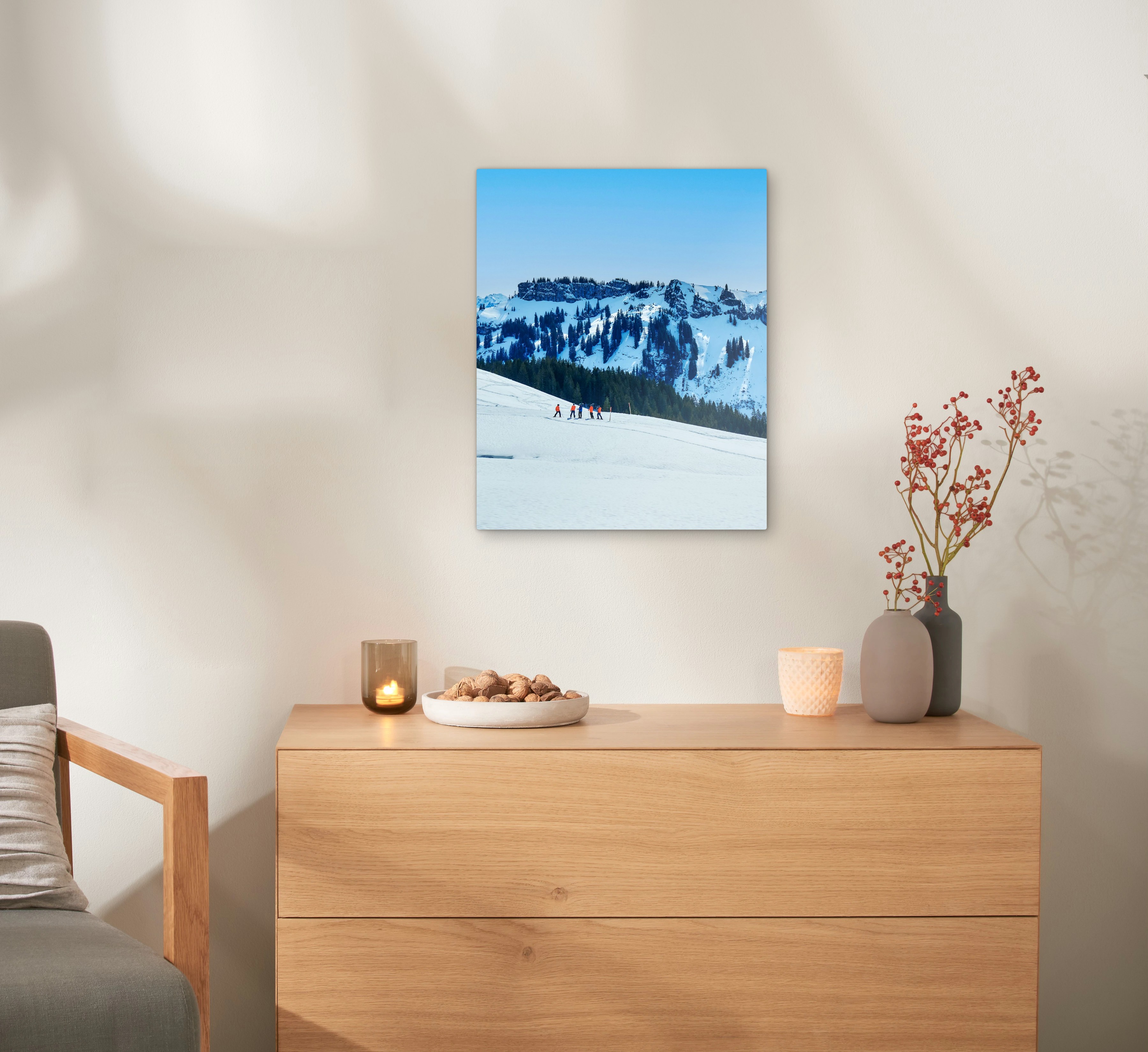 Ein Wandbild aus Alu-Dibond hängt an einer Wand. Darauf ist eine Landschaft abgebildet.