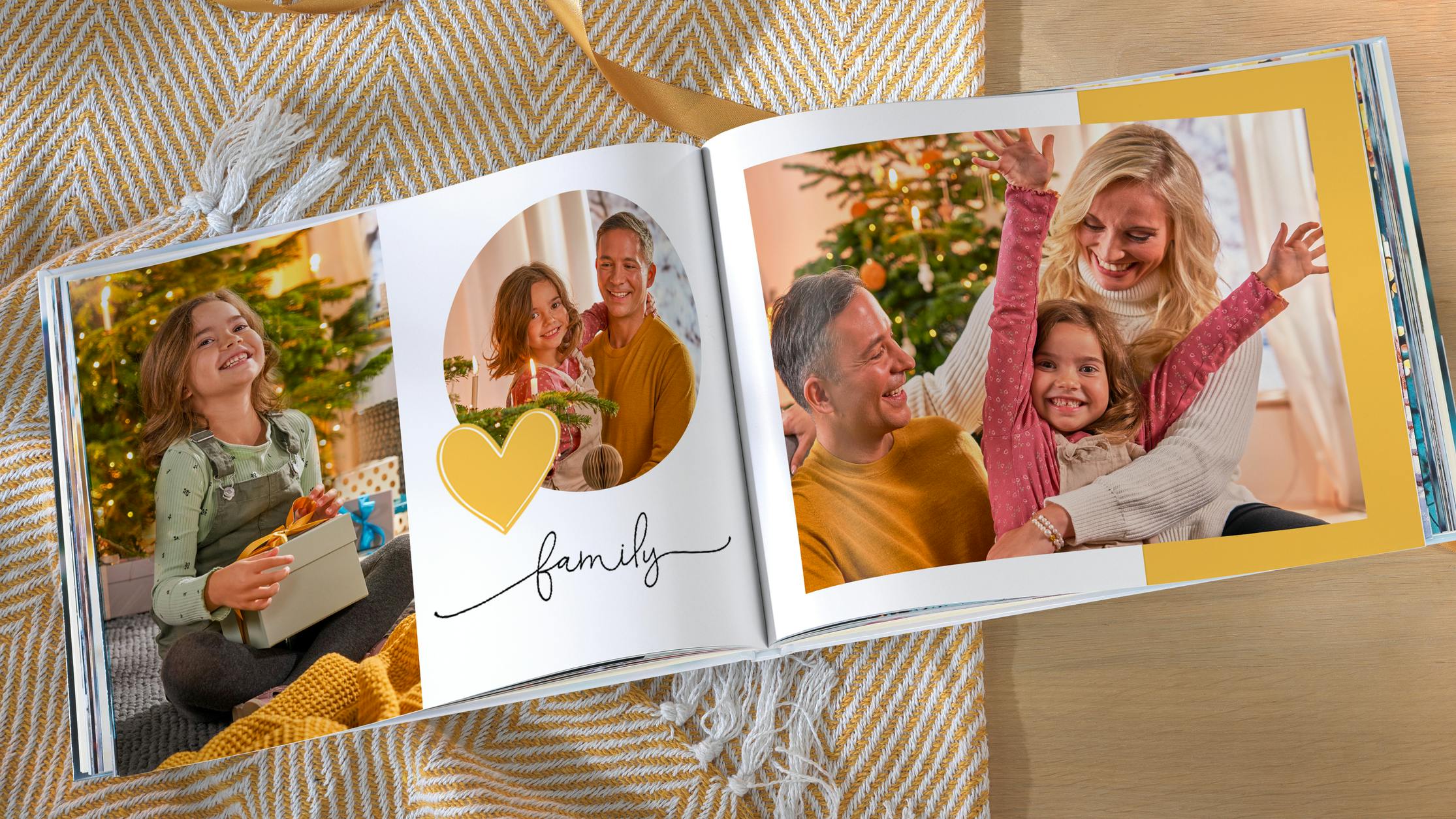 Pixum Fotobuch mit Familienbildern im weihnachtlichen Setting