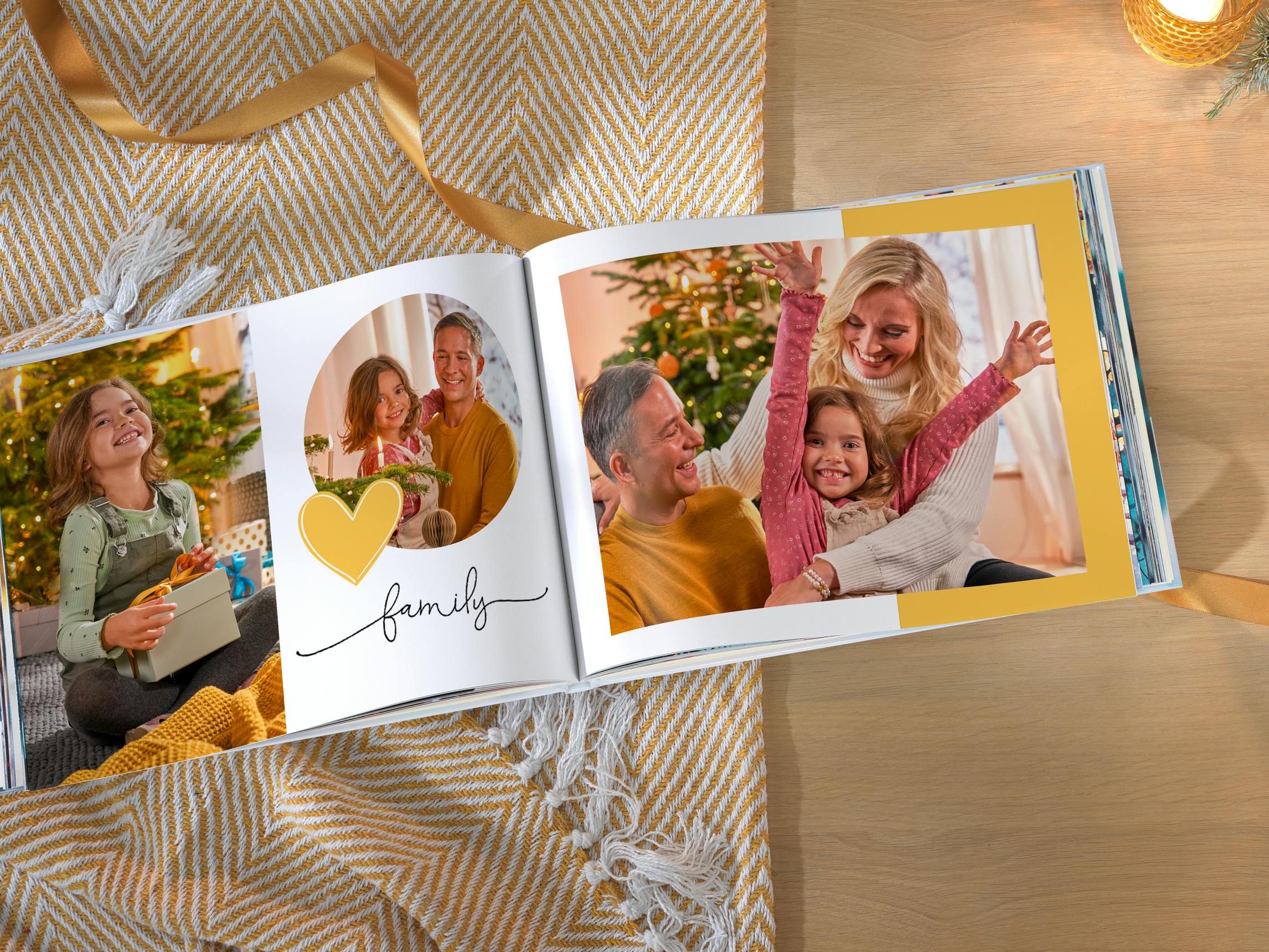 Pixum Fotobuch mit Familienbildern im weihnachtlichen Setting