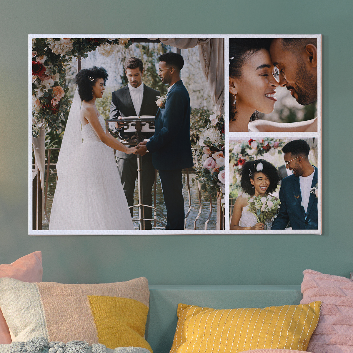 Ein Wandbild als Collage aus drei Hochzeitsfotos an einer grünen Wand, die ein glückliches Brautpaar zeigen.