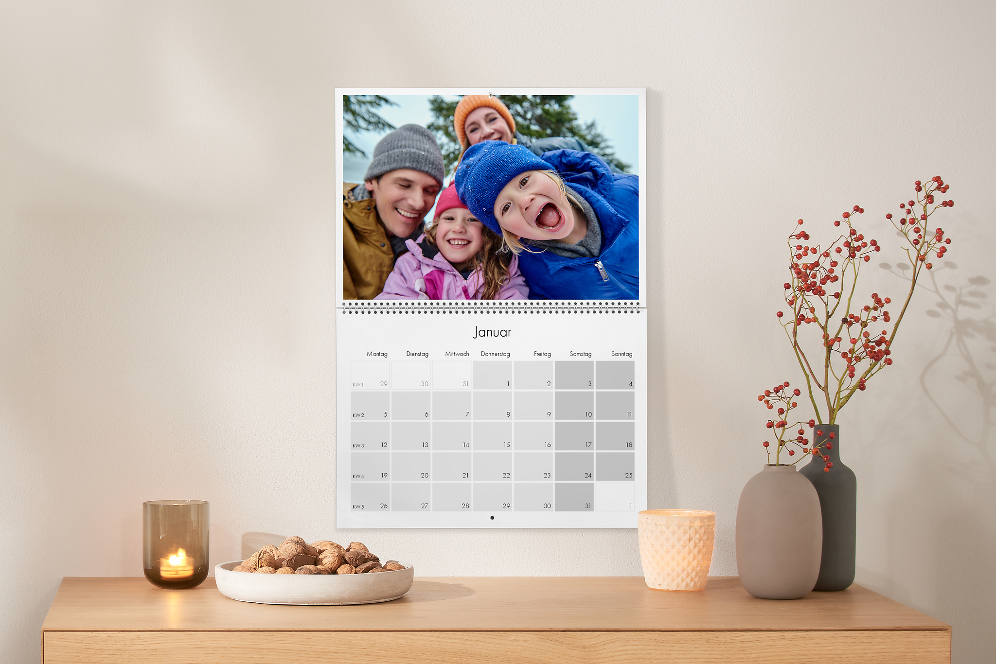 Klappkalender A2 mit dem Bild einer Familie mit kleinen Kindern im Schnee