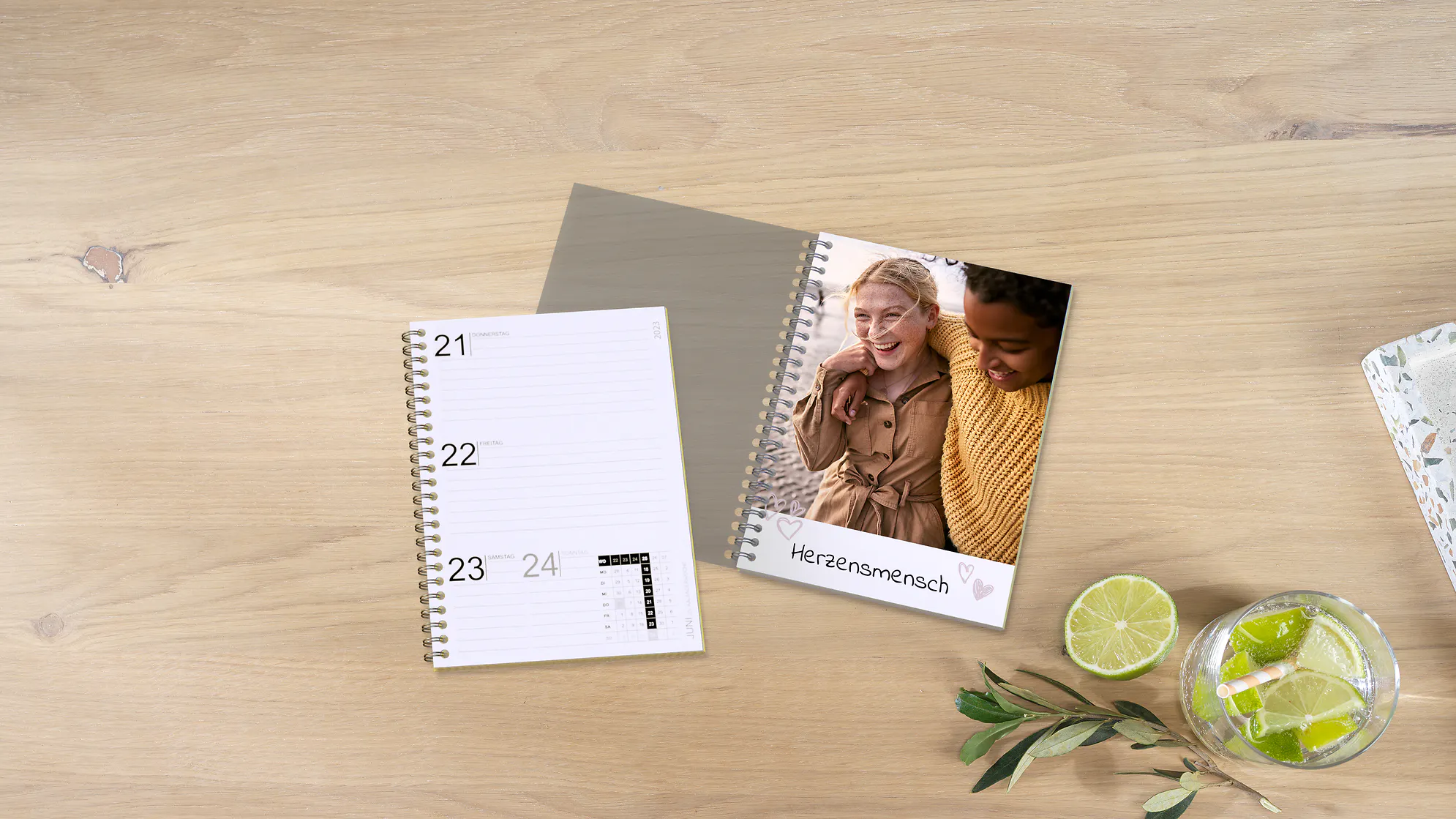 Schüleragenda mit einem Bild von zwei Freundinnen Schüleragenda mit einem Bild von zwei Freundinnen