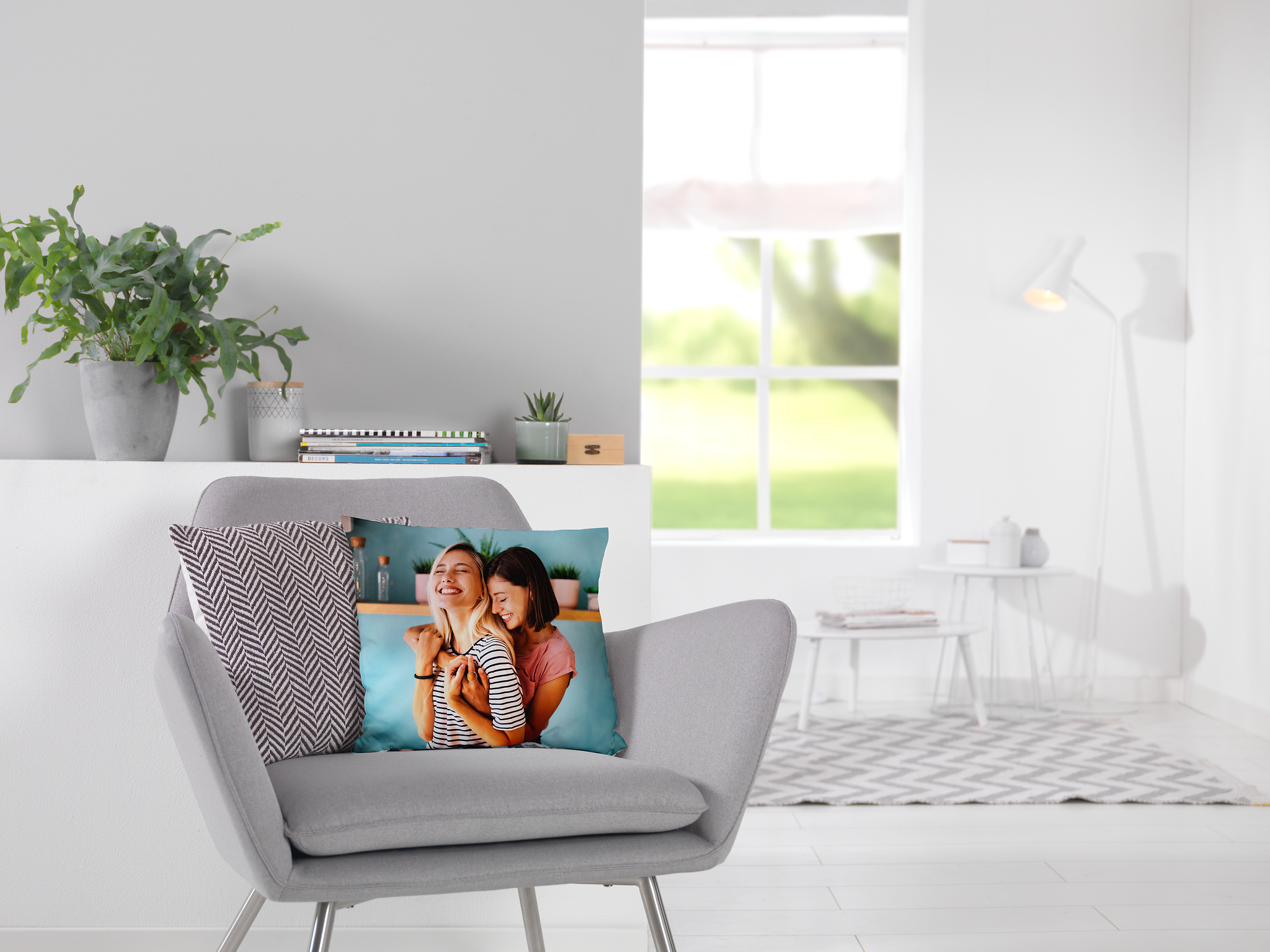 Cojín cuadrado con la foto de dos amigas y apoyado en un sillón