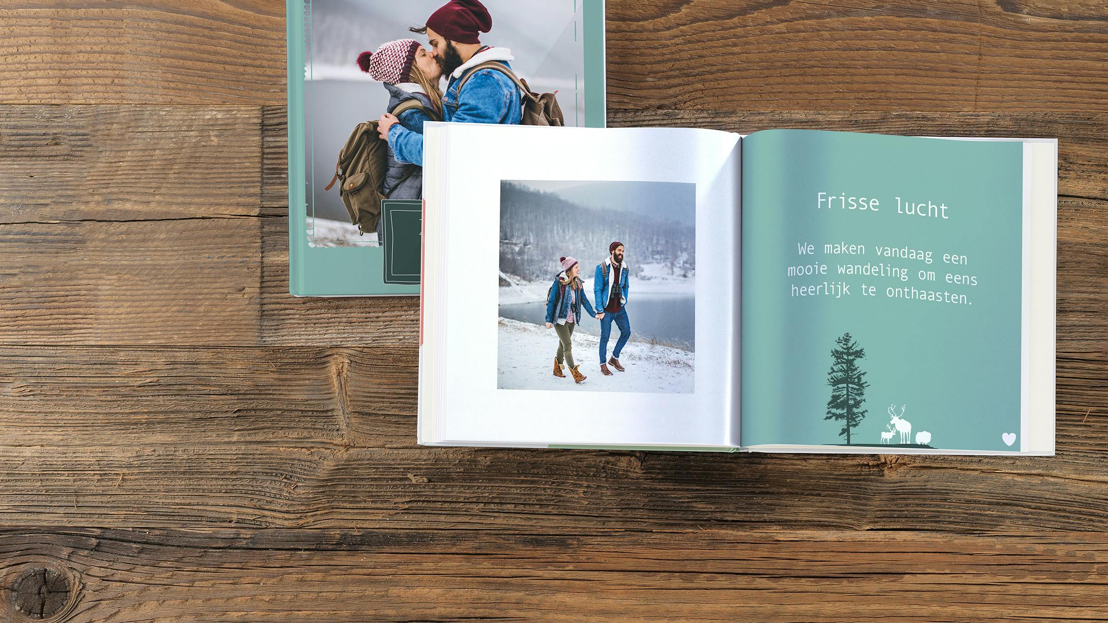 Fotoboek als tegoedbonnenboekje van een jong stel in de sneeuw