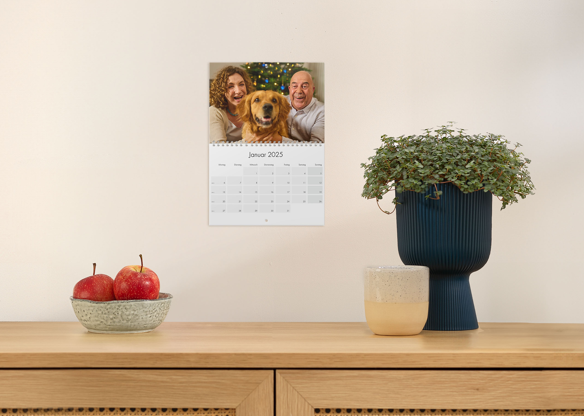 Calendrier pliant A4 avec une photo d'un couple âgé et un chien 