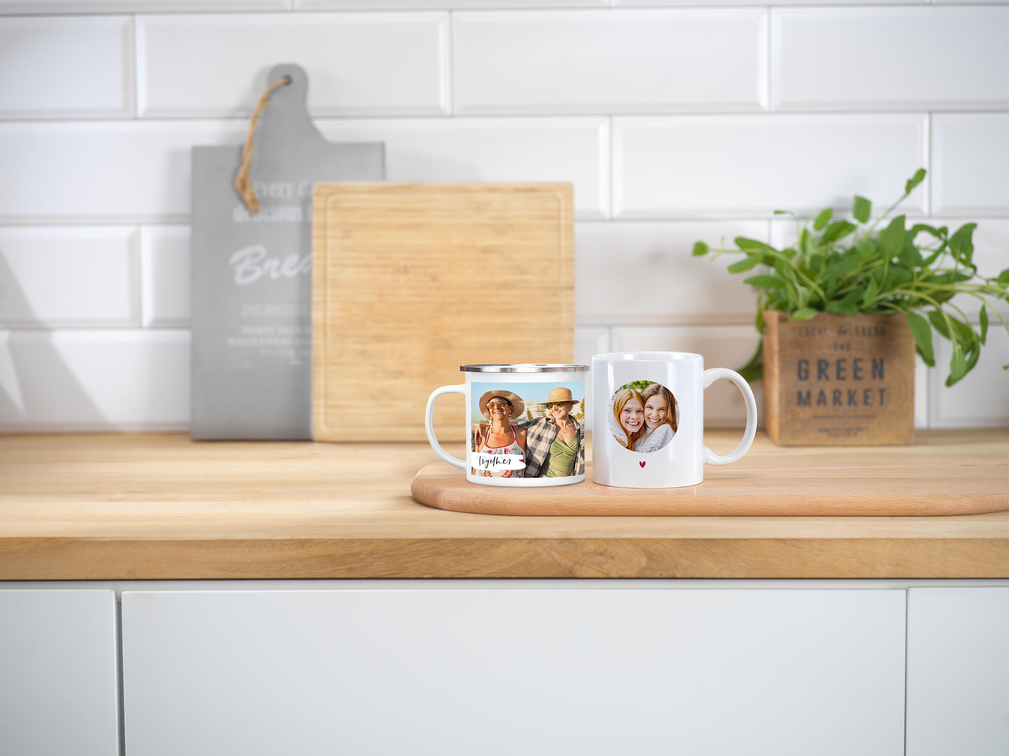 Twee fotomokken met foto's van beste vriendinnen staat in een keuken.