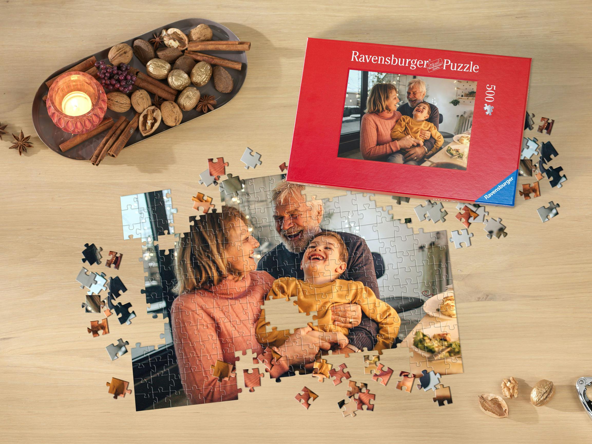 Ravensburger Fotopuzzle mit einem Familienfoto im weihnachtlichen Ambiente