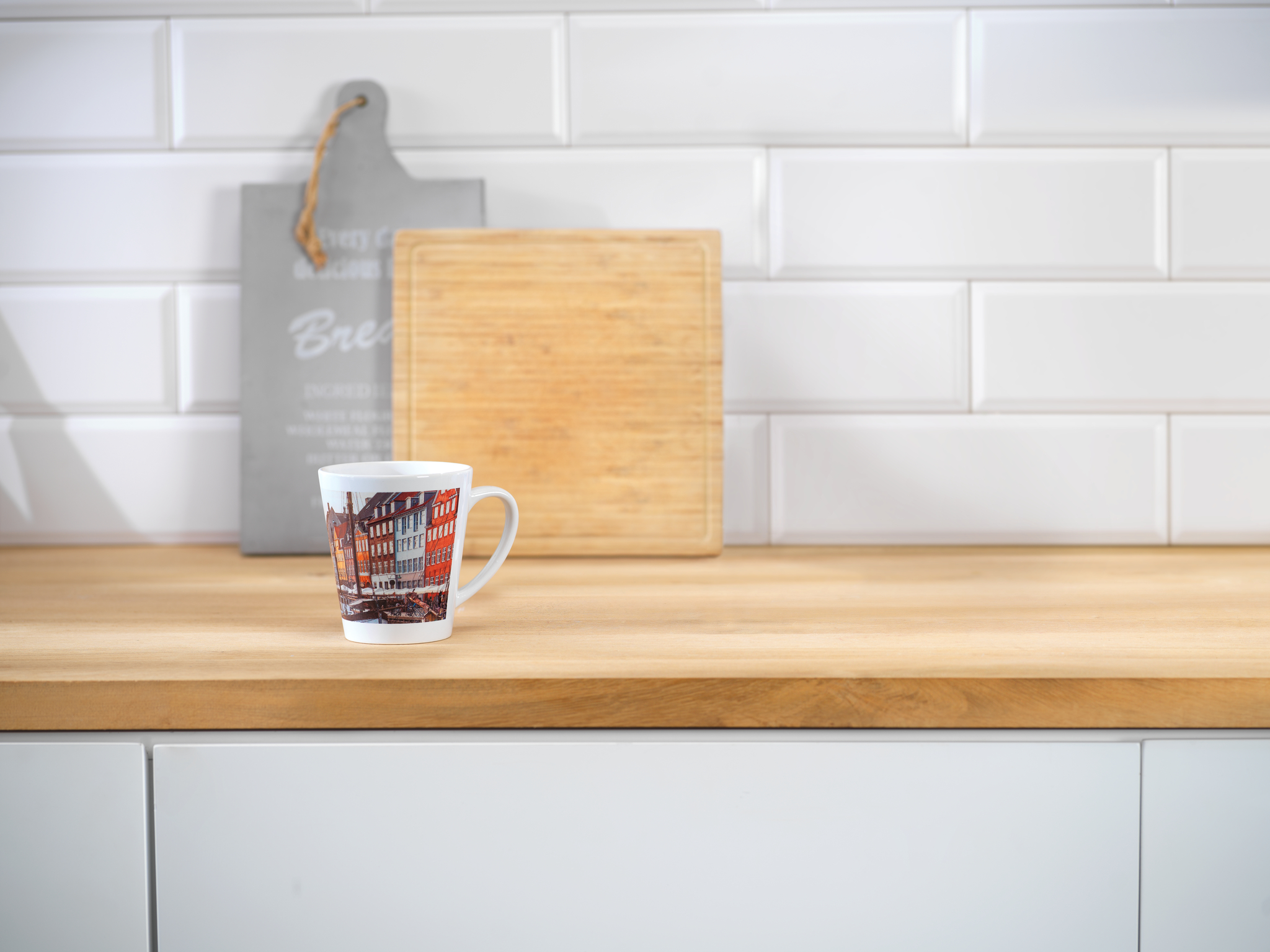 Taza de café personalizada en ambiente con un diseño