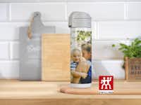 ZWILLING Thermobecher mit Foto ZWILLING Thermobecher mit Foto im Küchenambiente mit Familienfoto