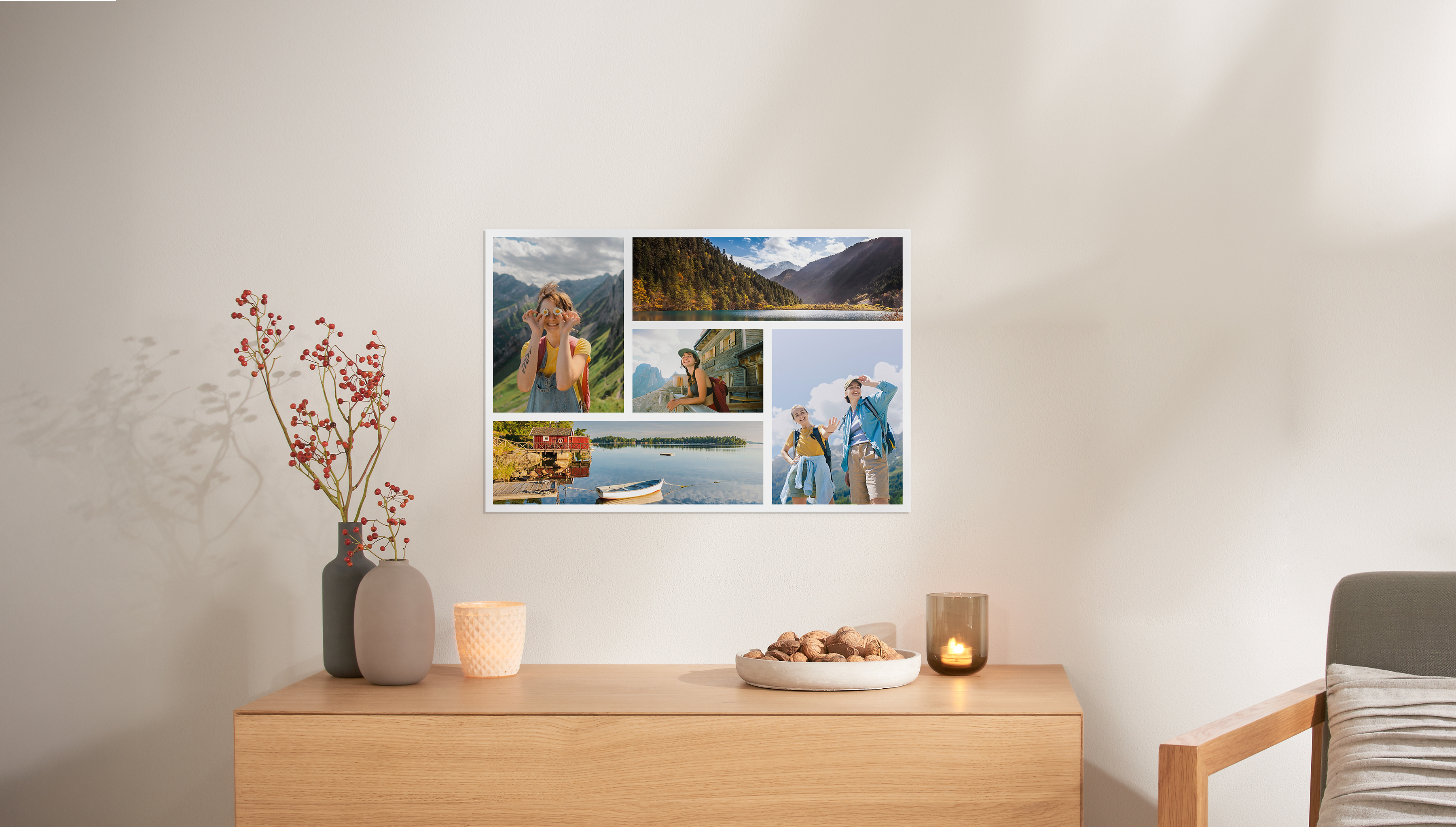Über einer Kommode hängt ein Fotoposter mit einer Collage aus Familienfotos.