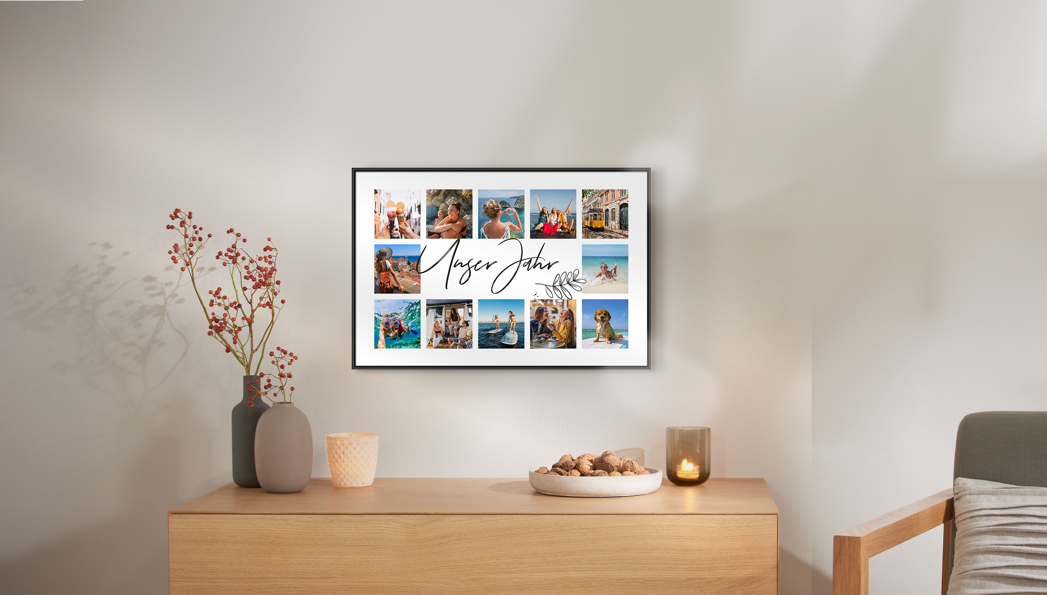 Ein gerahmtes Fotoposter gestaltet mit einer Fotocollage aus Hochzeitsbildern hängt über einer Kommode. Auf den Fotos steht ein Schriftzug "in love". Unter den Bildern stehen die Namen des Paares.