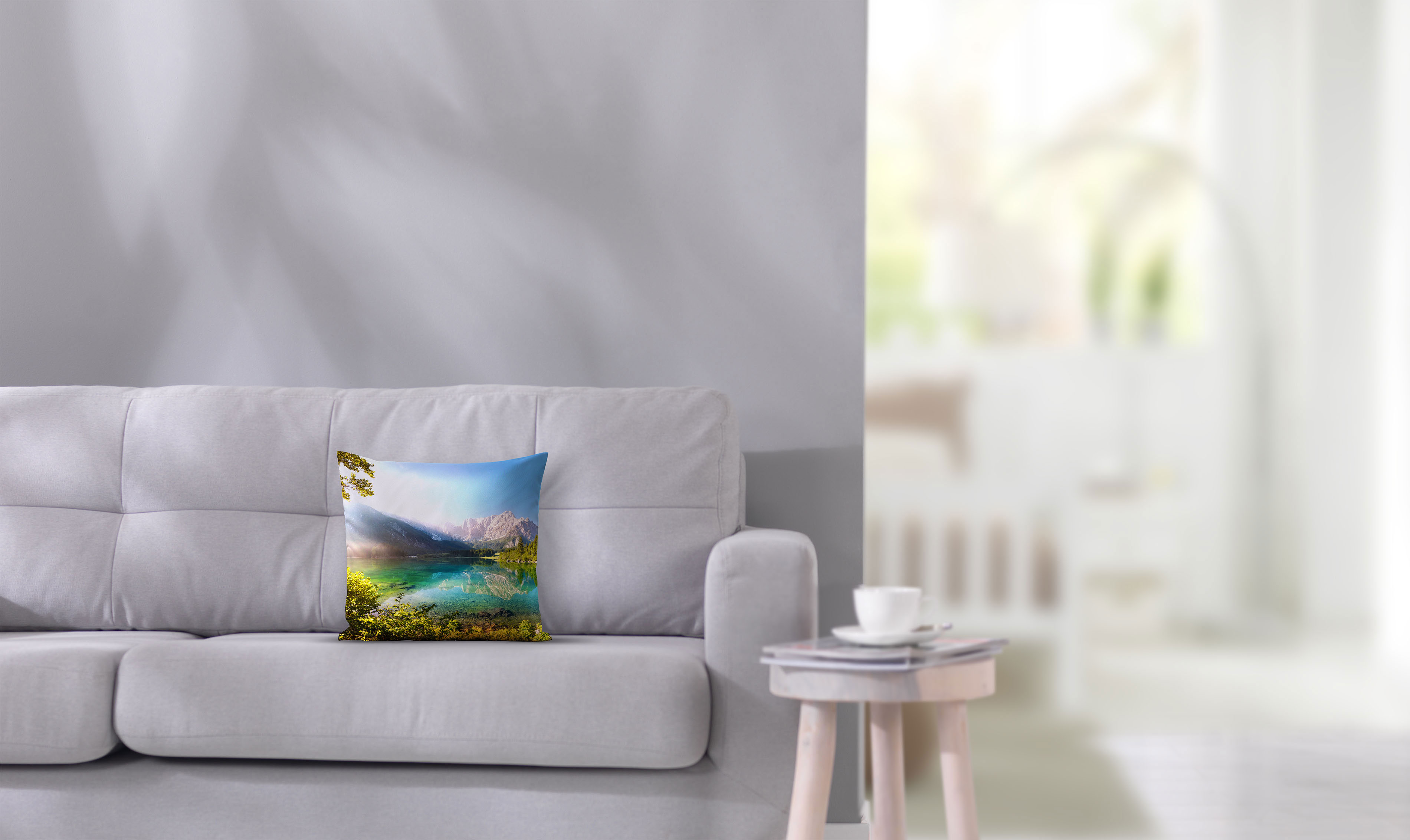 Fotokissen 40x40 cm mit Landschaftsmotiv auf einem Sofa