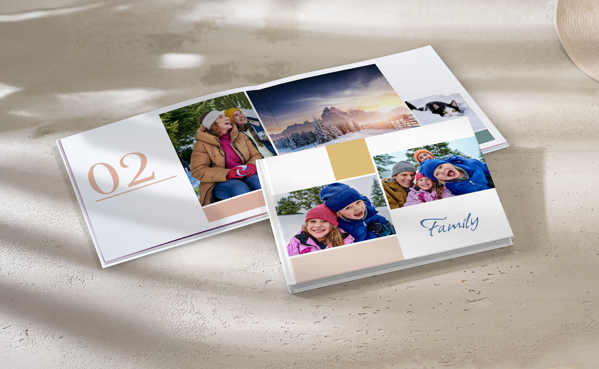 To fotobøger ligger stablet oven på hinanden. De er fyldt med familiebilleder fra det forgangne ​​år.