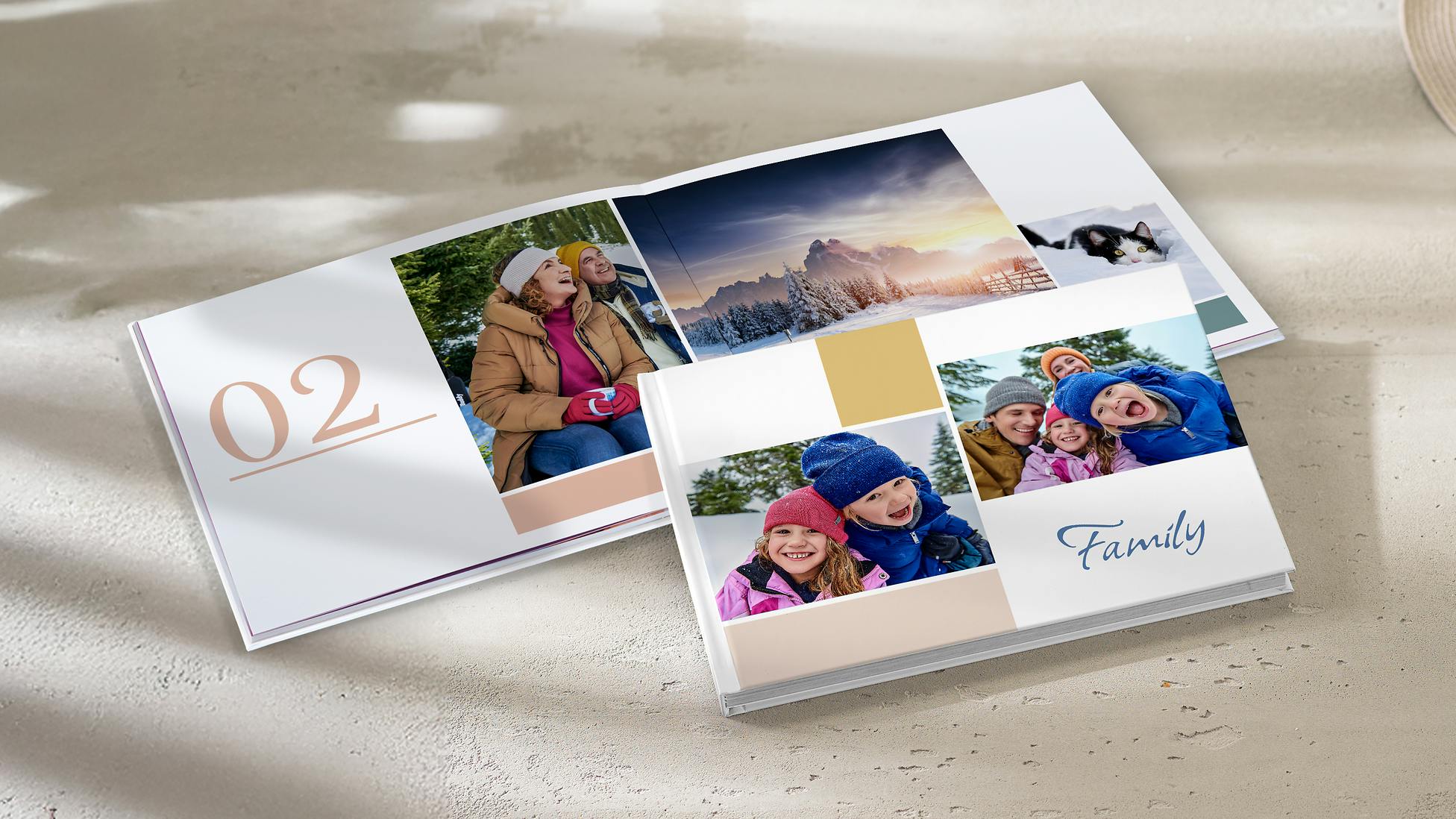 Zwei Fotobücher liegen aufeinander gestapelt. Sie sind mit Familienfotos aus dem vergangenen Jahr gestaltet.