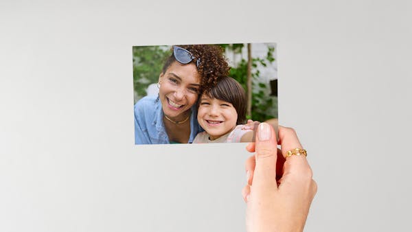 Fotos 9x13 cm Foto 9cm sujeta por una mano en un fondo neutro con una foto familiar