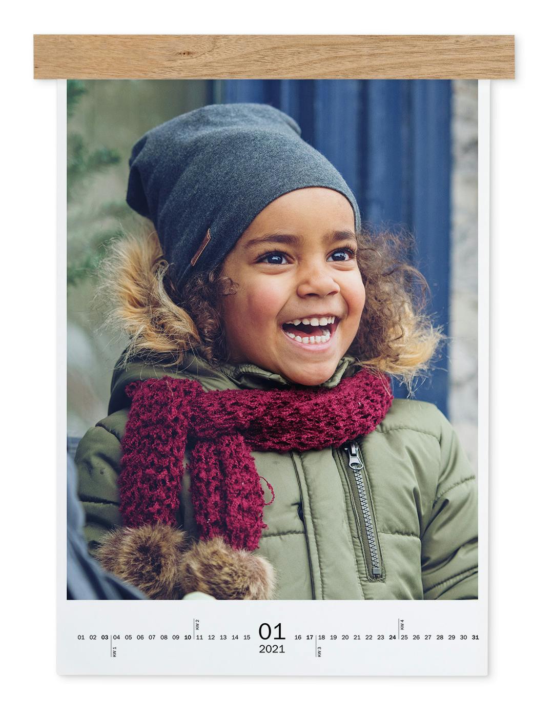 Personlig fotokalender med ett trälist och foto av en liten flicka