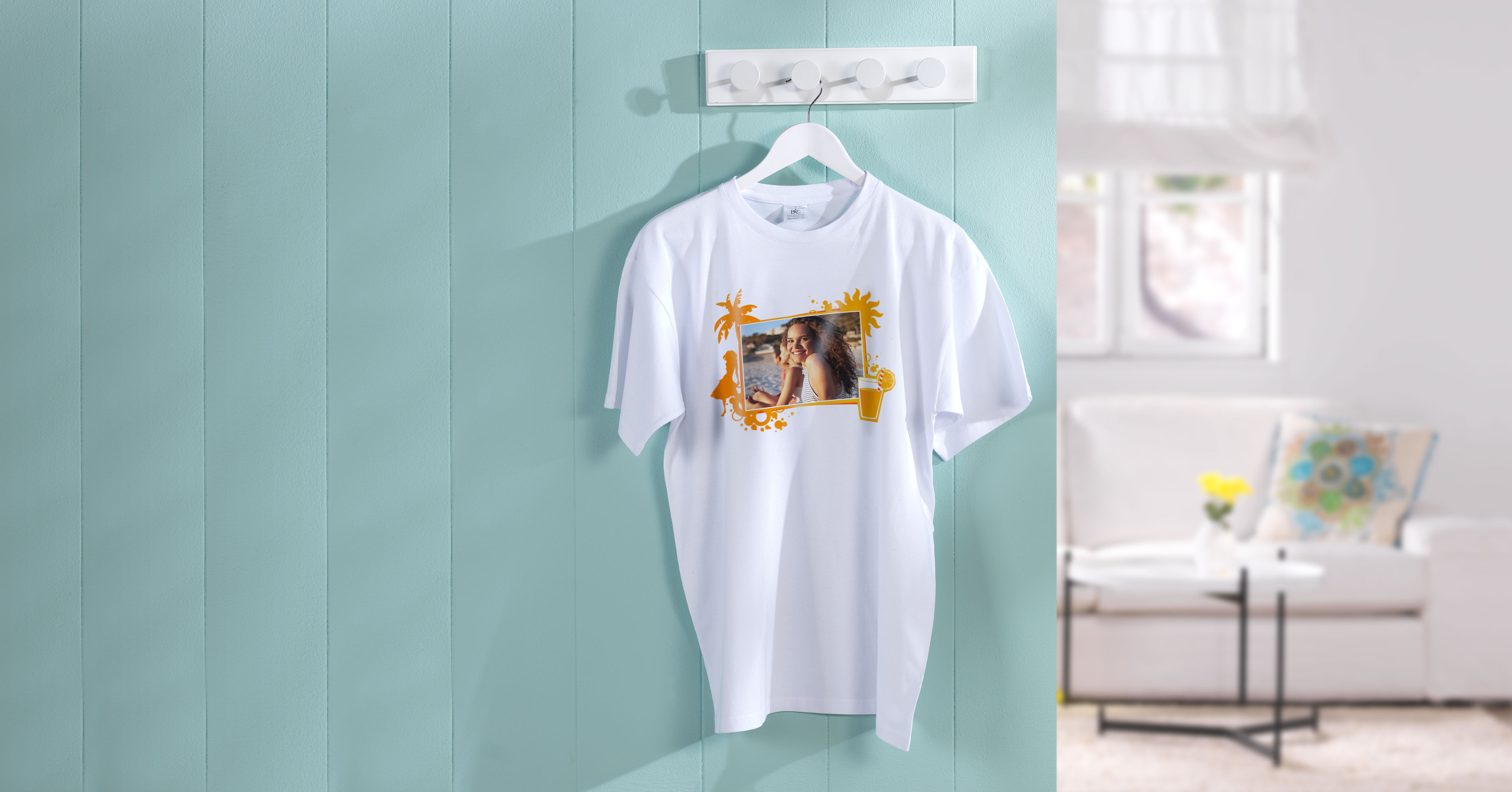 Camiseta estampada con un diseño veraniego y una imagen vacacional de una joven en la playa.