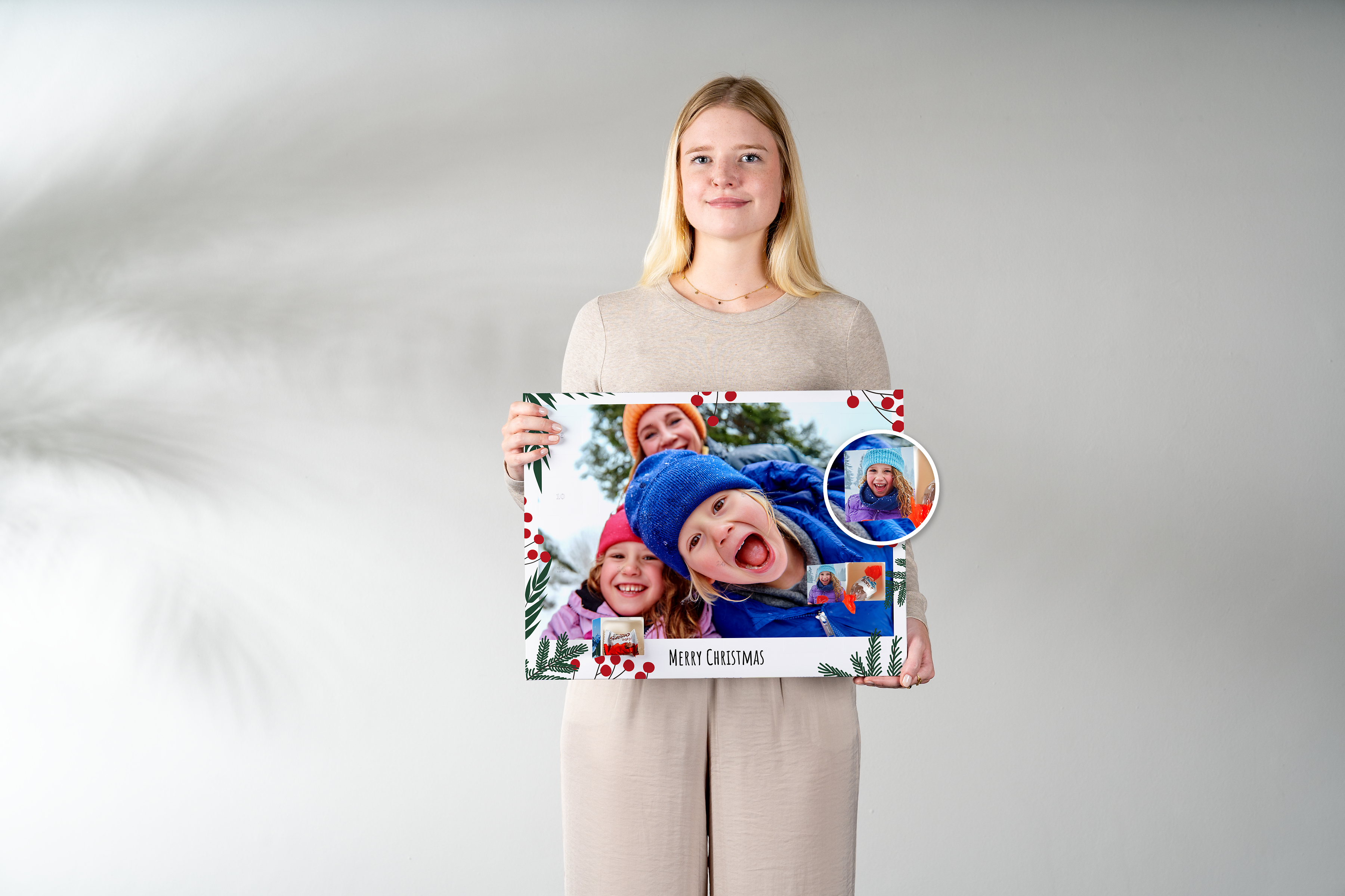 Foto-Adventskalender mit Schokolade von Tonys Chocolonely in der Hand gehalten