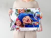 Foto-Adventskalender mit Fototürchen und Schokolade bestellen Foto-Adventskalender mit Schokolade von Tonys Chocolonely in der Hand gehalten