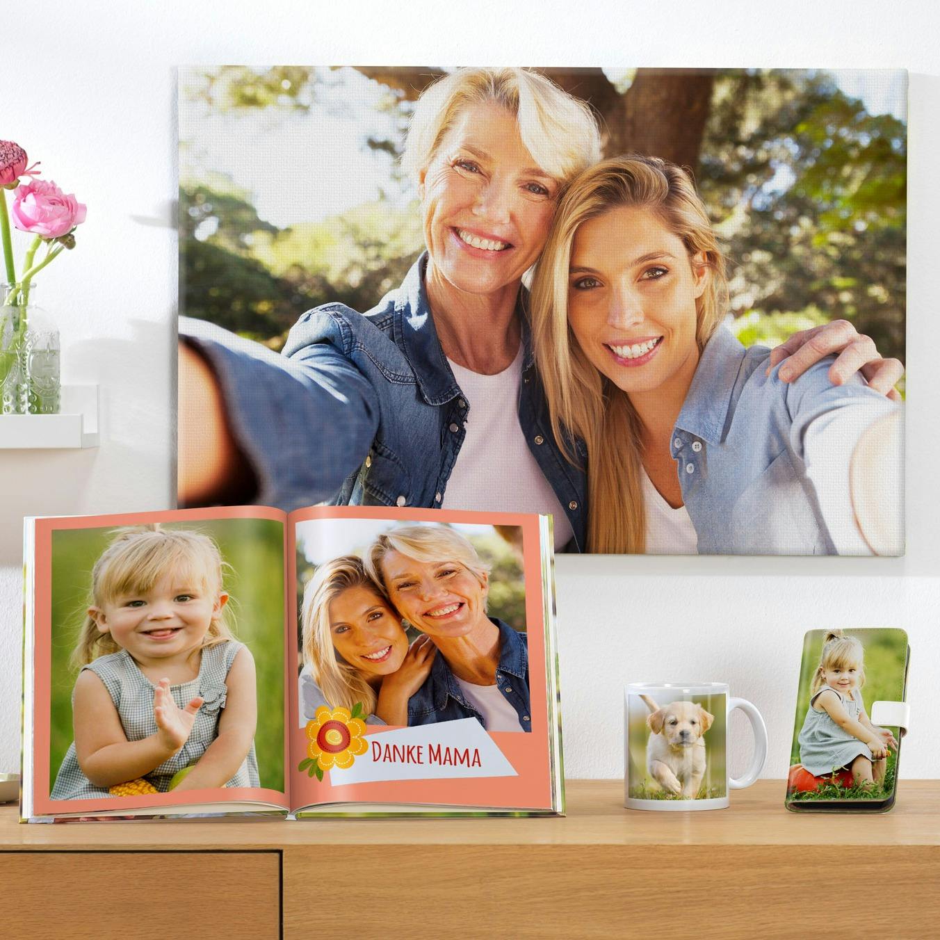Produktmix im Ambiente zum Muttertag mit Wandbild, Fotobuch, Fototasse und Handyhülle