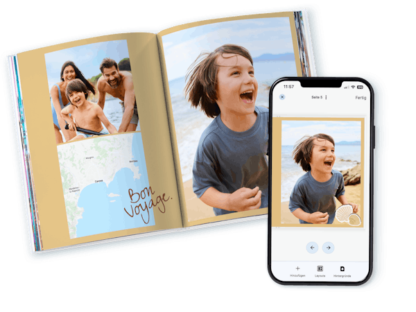 Appli Pixum Livre photo avec des photos de vacances avec un smartphone à côté qui a l'appli Pixum ouverte