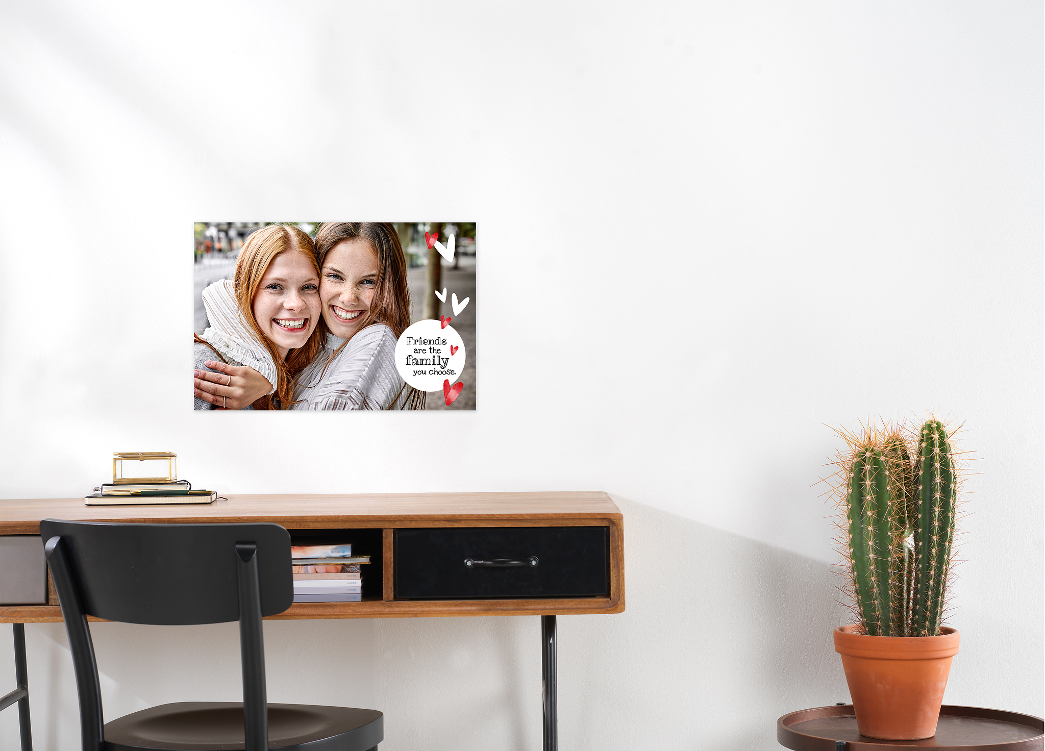 Auf dem Poster ist das Foto von zwei Freundinnen zu sehen und der Text "Friends are the family you choose"