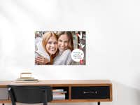 Fotoposter mit individuellem Text Auf dem Poster ist das Foto von zwei Freundinnen zu sehen und der Text "Friends are the family you choose"