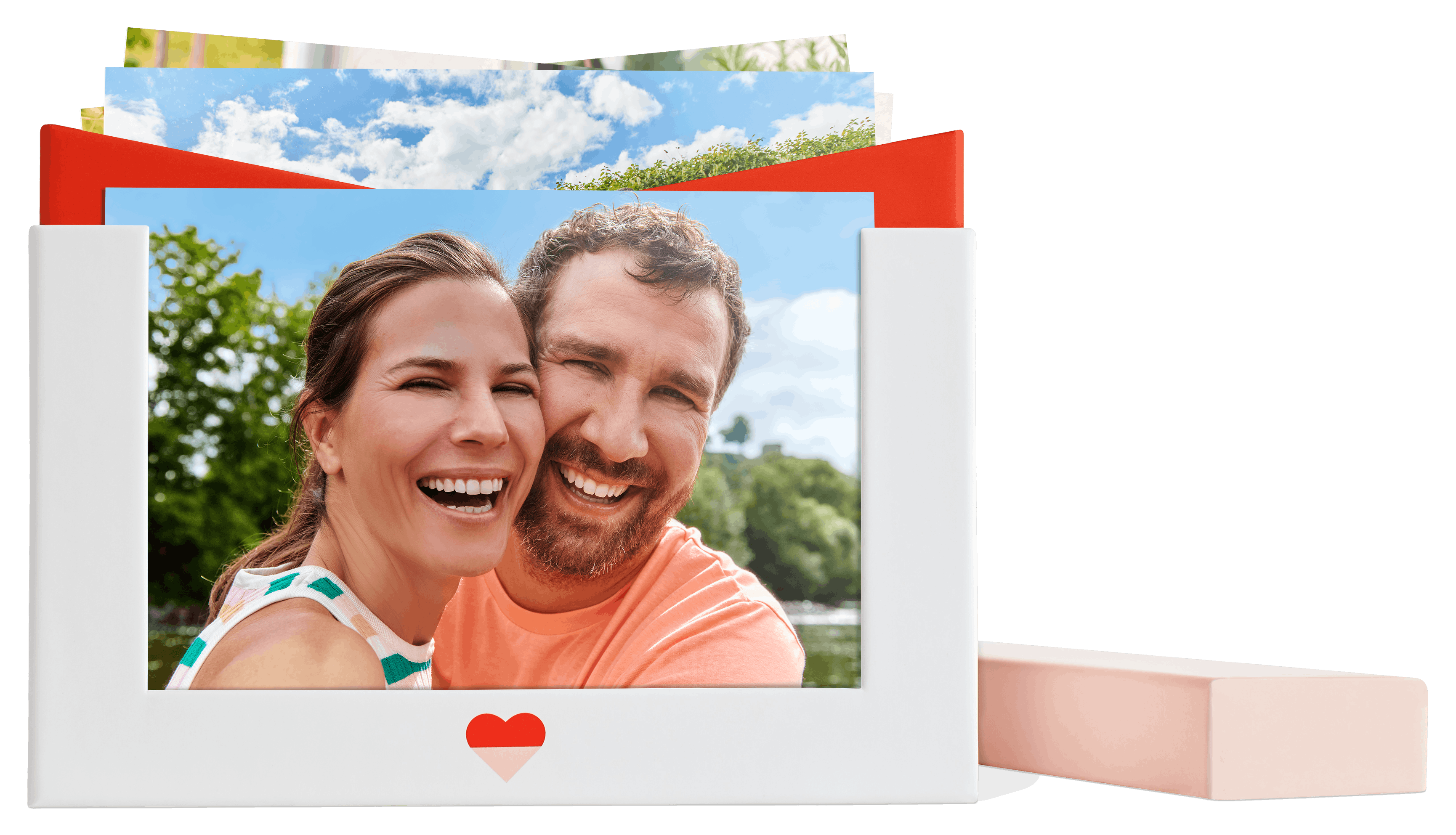 Fotobox med framkallade bilder med en bild på ett par