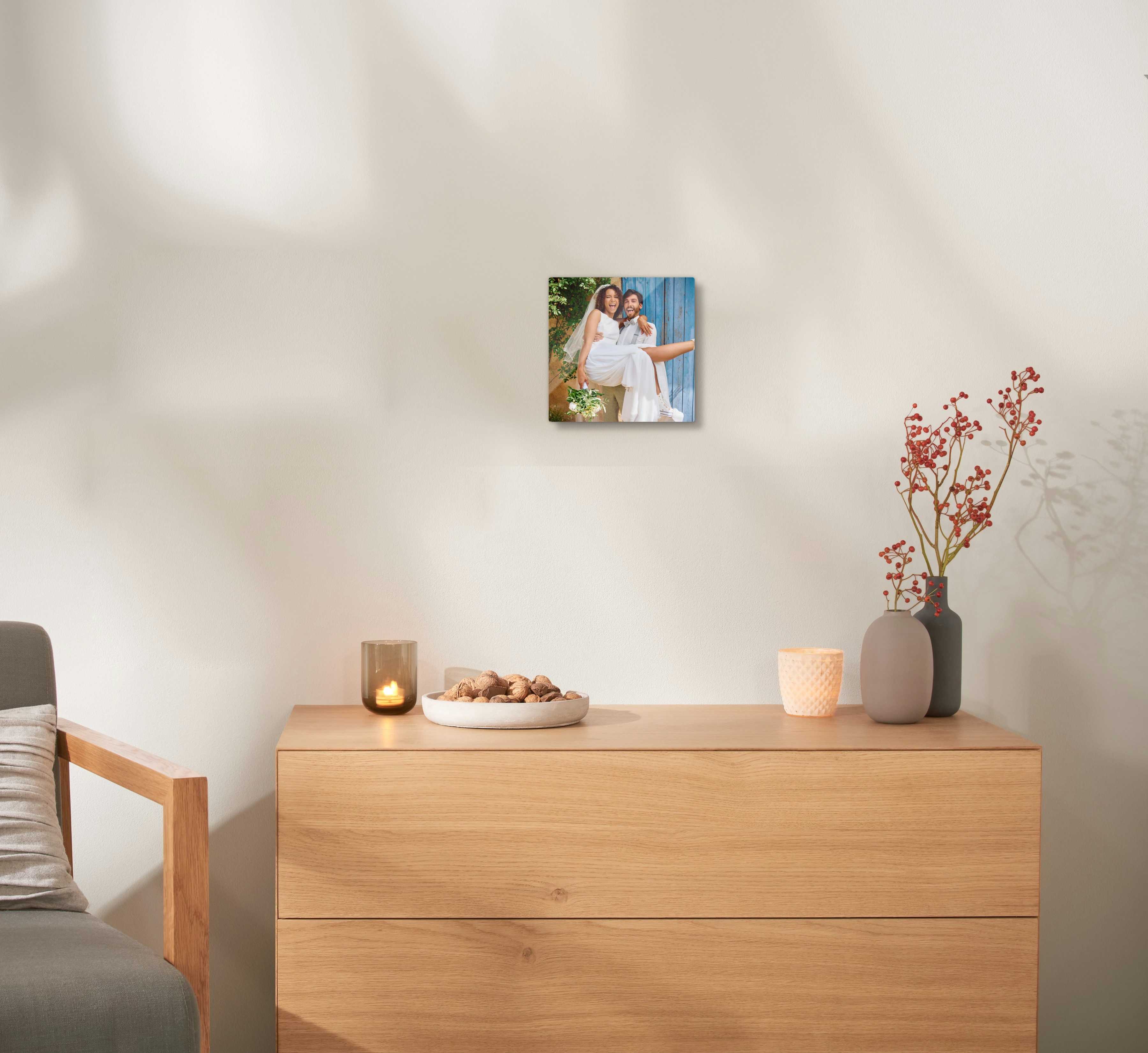 Pixum Galerie-Print mit Hochzeitsfoto als Wandbild über einer Kommode.