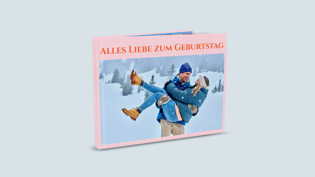 Fotobuch zum Geburtstag mit rosa Cover und einem Bild von einem Pärchen.