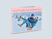 Fotobuch zum Geburtstag mit rosa Cover Fotobuch zum Geburtstag mit rosa Cover und einem Bild von einem Pärchen.