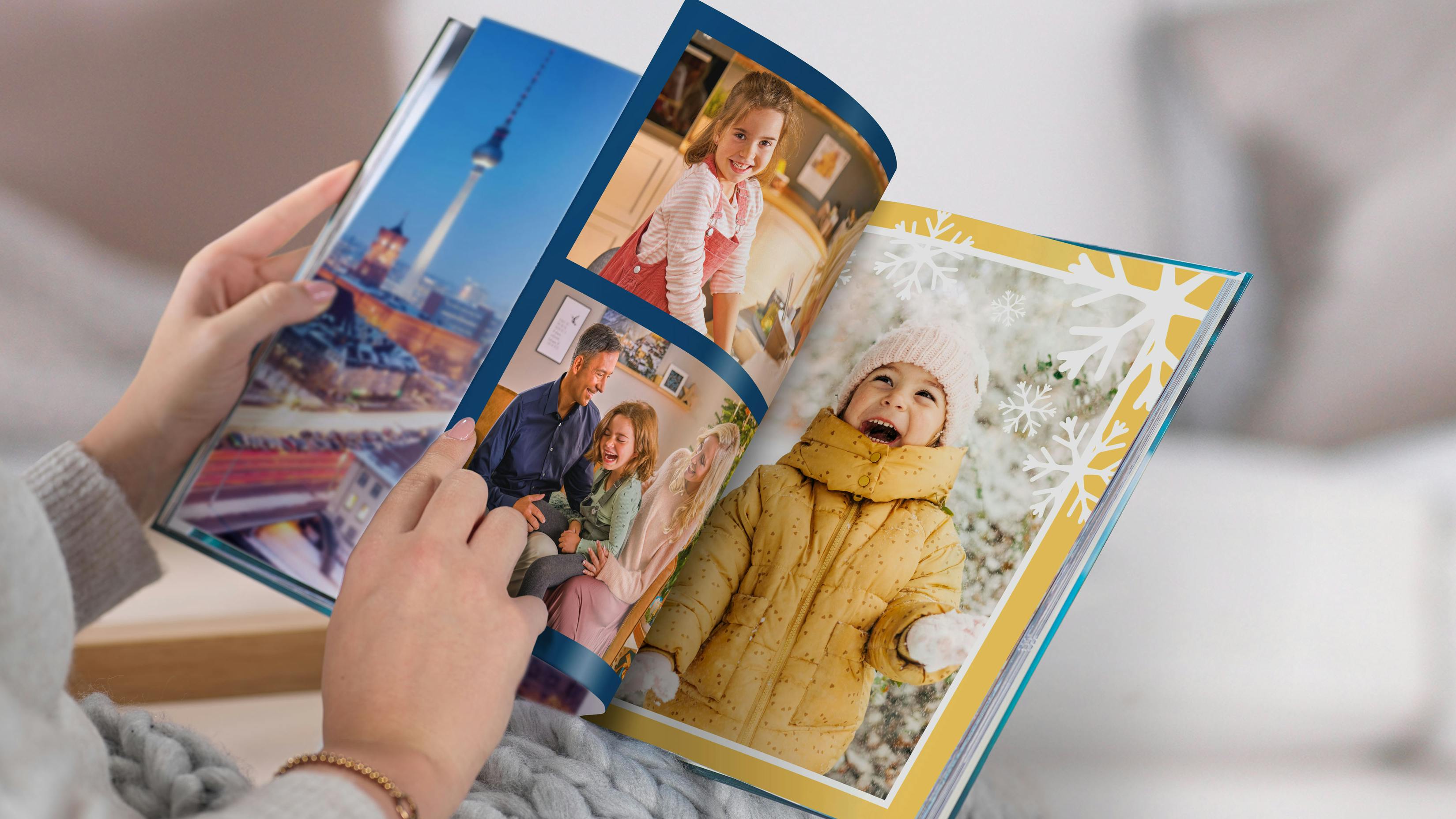 Álbum de fotos personalizado con una mujer que pasa las páginas y motivos invernales