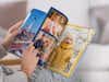 Eine Frau blättert durch ein Pixum Fotobuch mit winterlichen Familienbildern