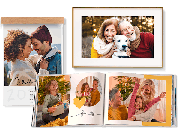 Willkommen in der Pixum Weihnachtswelt Mix aus Pixum Fotobuch, Wandkalender und Bild im Rahmen im weihnachtlichen Setting