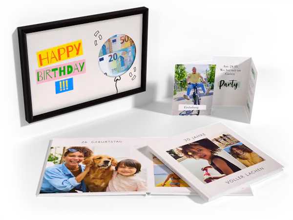 Ein aufgeschlagenes Pixum Fotobuch und ein gerahmtes Geldgeschenk liegen als Inspiration für ein Geburtstagsgeschenk nebeinaneinder. Daneben liegen persönliche Einladungskarten mit Fotos.
