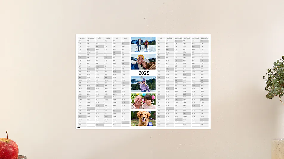 A3 årskalender med familiefotos på en væg A3 årskalender med familiefotos på en væg
