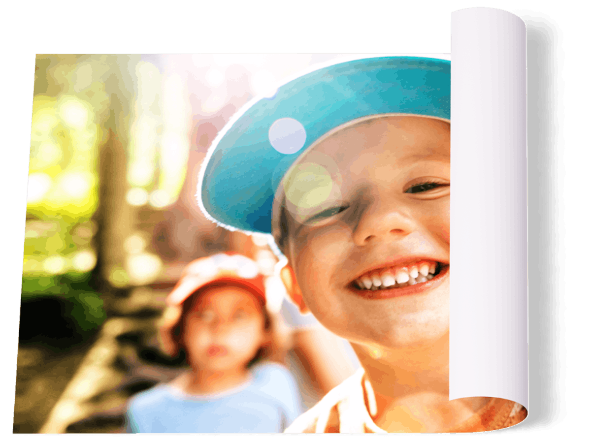 Fotoposter gestalten Videoanimation eines Fotoposters mit Motiv eines lachenden Jungen mit Kappe