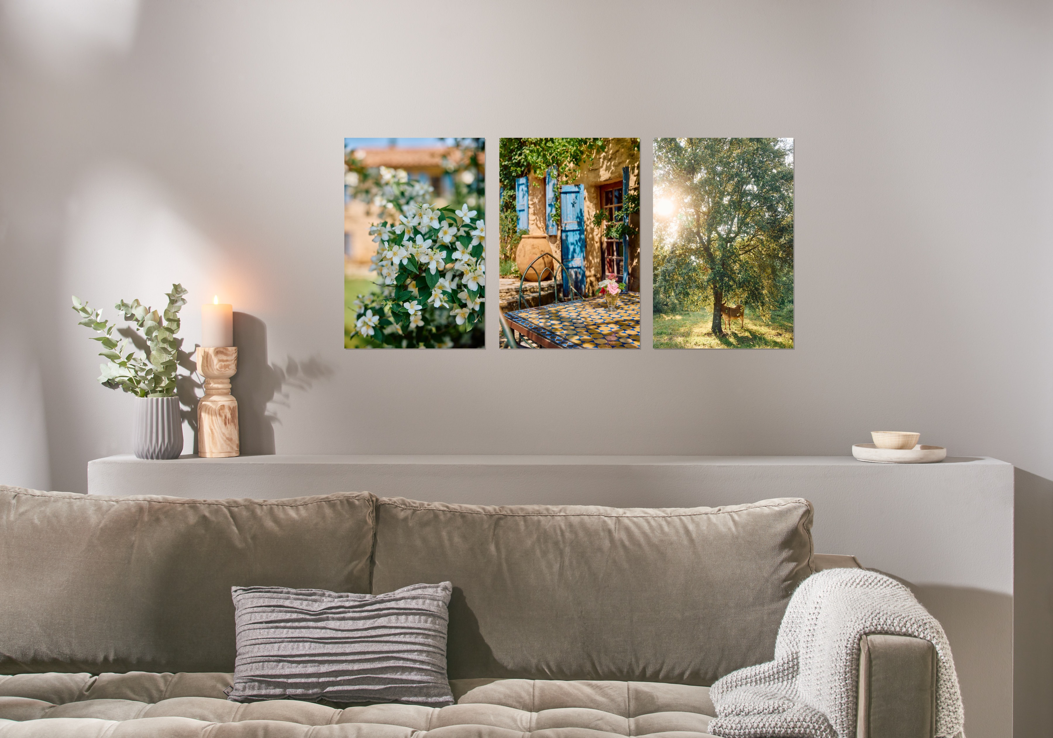 Drei Fotoposter im Format 40x60 cm hängen über einer Couch und zeigen Fotos von einem Urlaub.