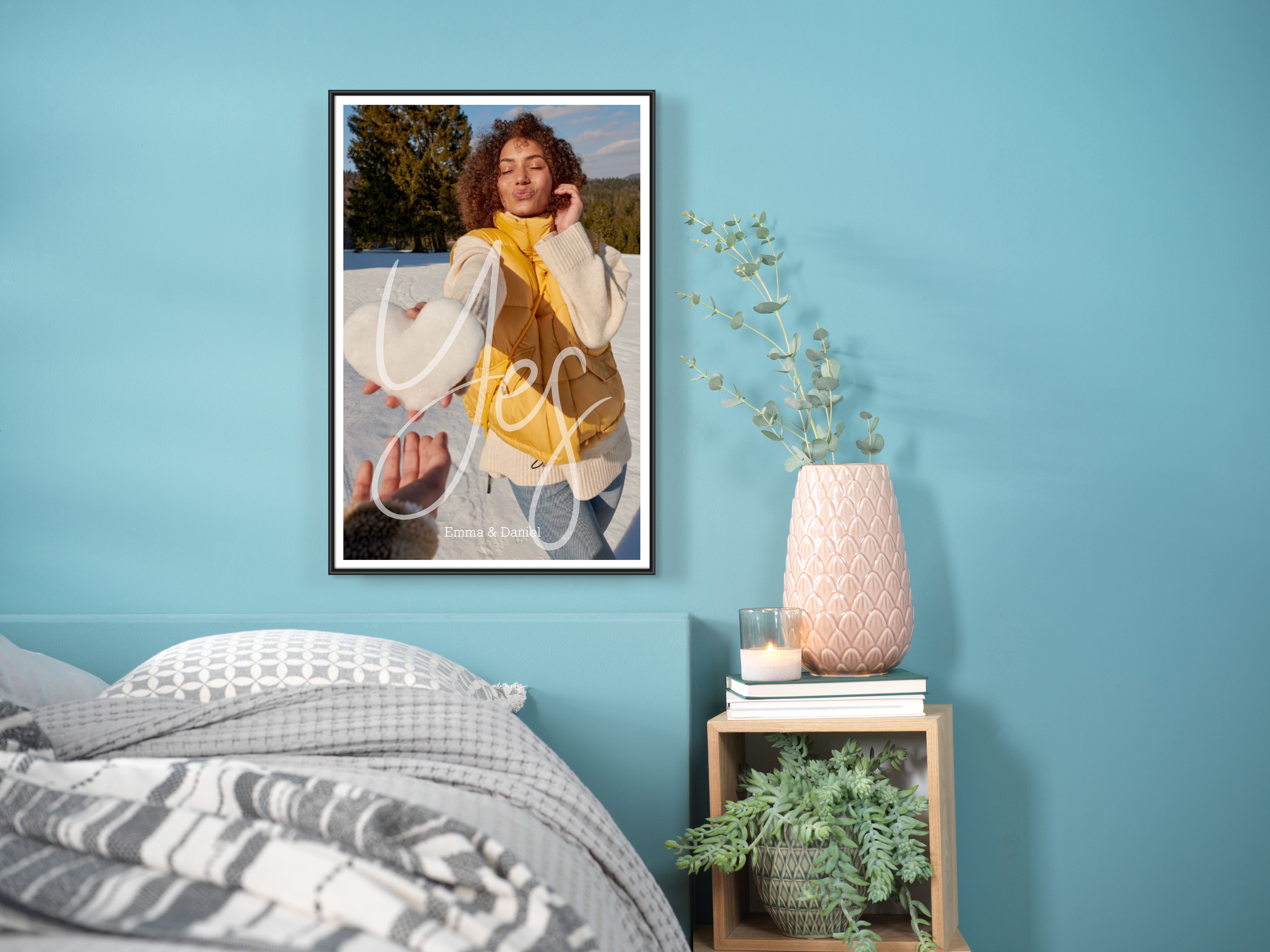 Poster d'une jeune femme personnalisé avec un texte et encadré dans un cadre noir