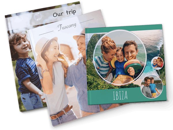 Tre fotolibri Pixum in diversi formati con foto estive sulla copertina