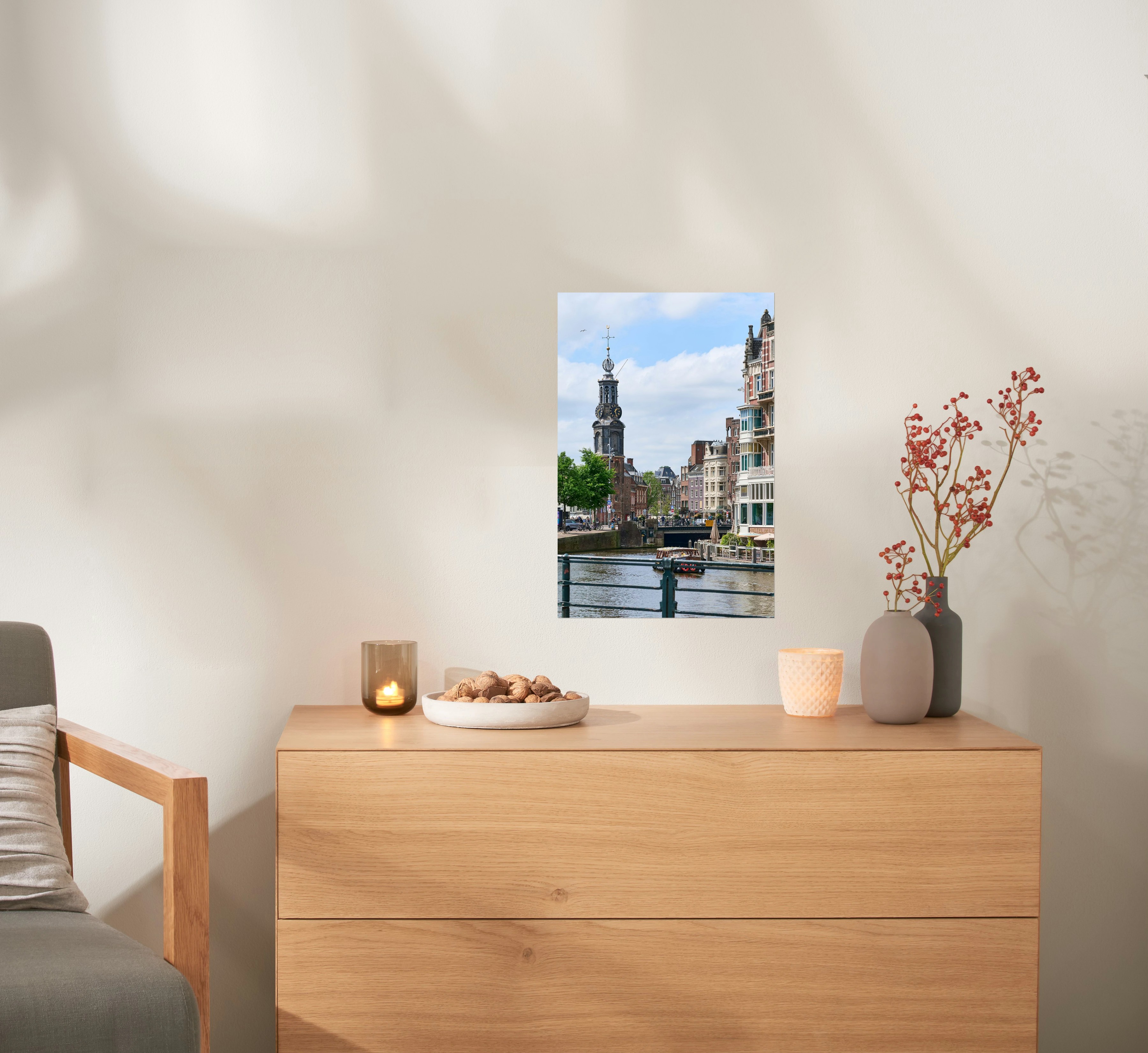 Een fotoposter in het formaat 30x45 met een foto van Amsterdam hangt boven een kast.