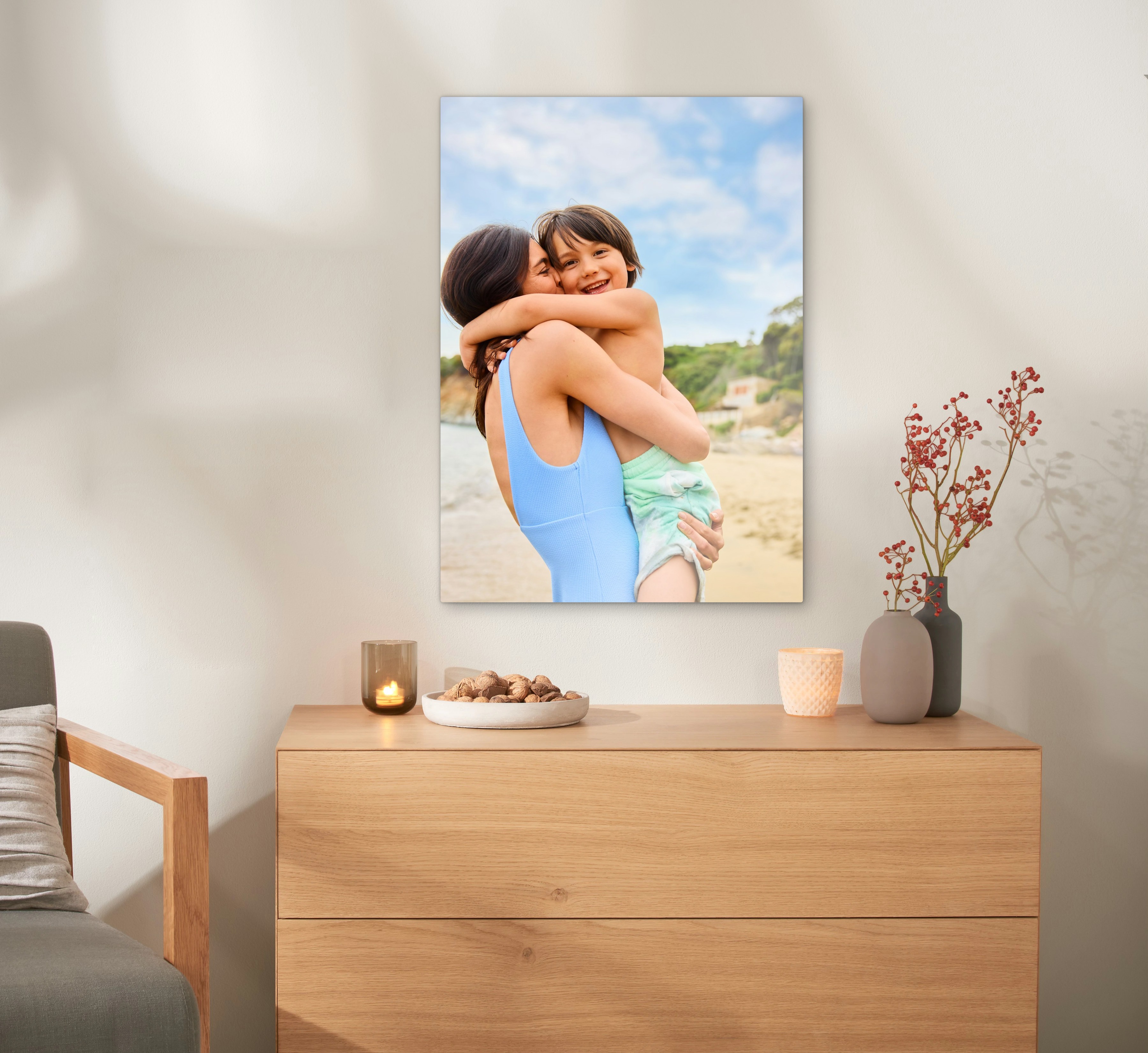 Pixum Galerie-Print mit Hochzeitsfoto als Wandbild über einer Kommode.