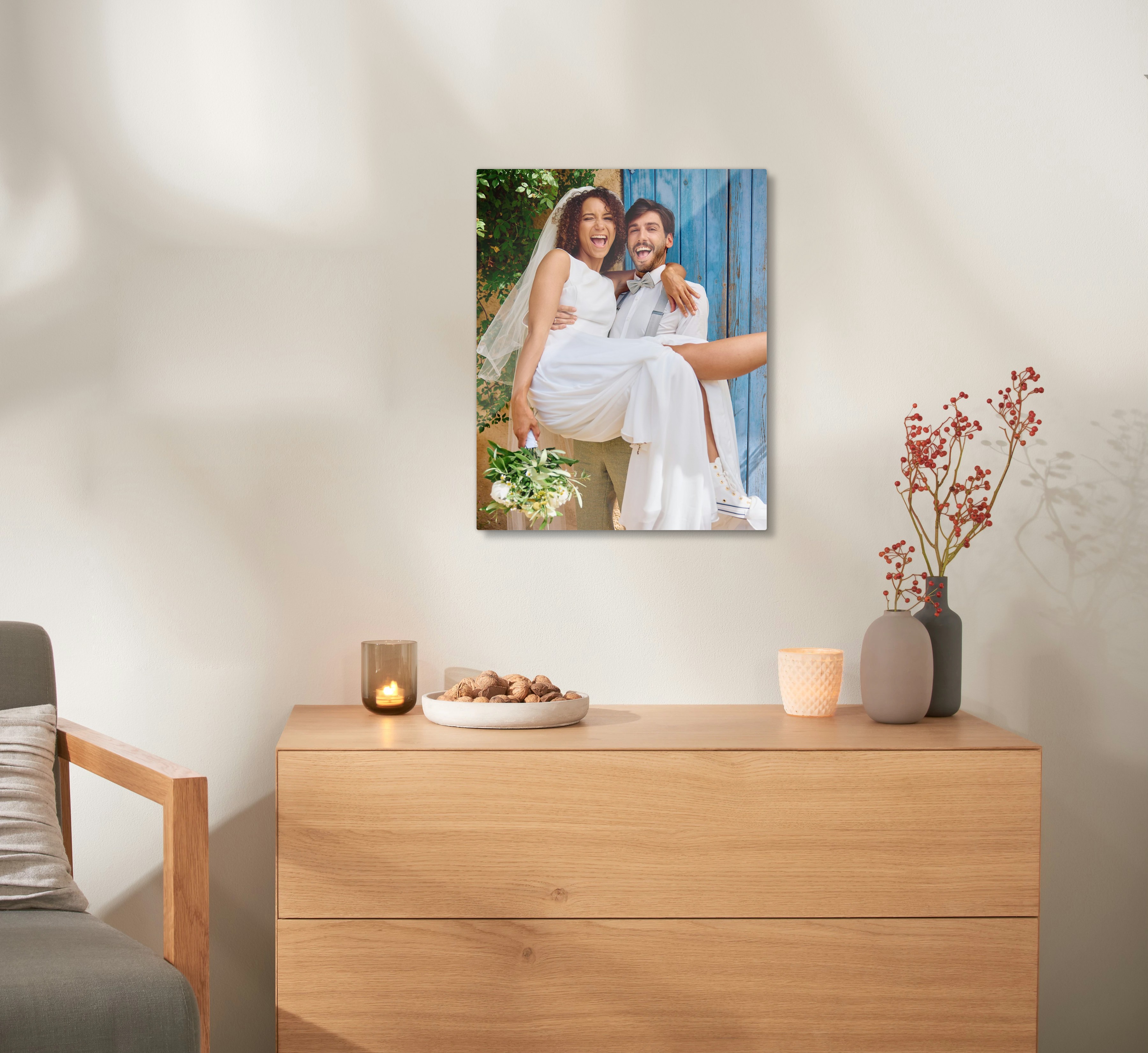 Pixum Galleryprint met een huwelijksfoto hangt aan de muur boven een kast.