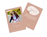 Dankeskarte zur Einschulung Dankeskarte zur Einschulung mit Foto auf der Vorderseite und persönlichem Dankestext auf der Rückseite. Die Karte ist rot-braun mit weißer Schrift und kleinen Herzchen als Gestaltungselement.