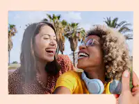 Fotoafdruk in een formaat van 20 x 30 cm met daarop twee vriendinnen op citytrip Fotoafdruk in een formaat van 20 x 30 cm met daarop twee vriendinnen op citytrip