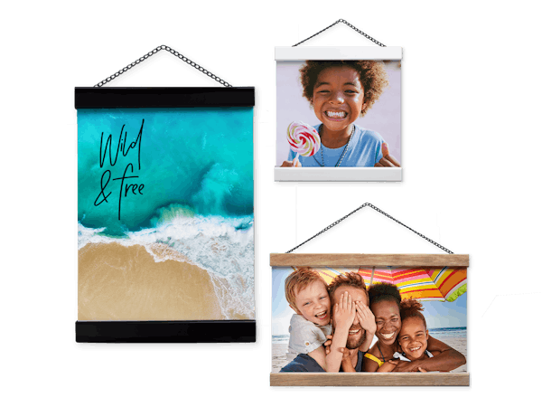 Posterhanger van hout Vrijstaande foto van verschillende posterhangers met zomerse foto's